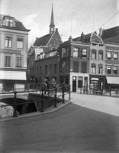 67365 Gezicht op de Hamburgerbrug, met in het midden de ingang van de Hamburgerstraat. Op de achtergrond de toren van ...